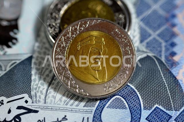 يحمل الوجه الأمامي لعملة الريالين السعوديين من سلسلة 1438 هـ 2016 صورة الملك عبد العزيز بن عبد الرحمن آل سعود مؤسس الدولة