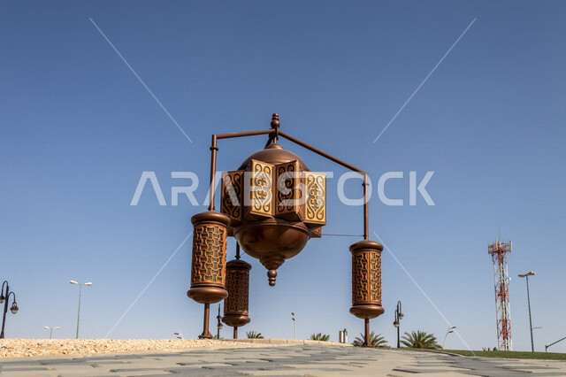 مجسم على شكل عدة فوانيس مختلفة الأحجام في منطقة حوطة بني تميم جنوب مدينة الرياض بالمملكة العربية السعودية ، معالم سياحية في السعودية