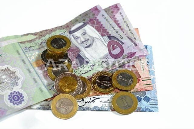 أوراق نقدية وعملات معدنية من الريال السعودي، تتضمن رزمة من فئات 500 ريال، و100 ريال، و5 ريالات، بالإضافة إلى عملات معدنية من فئتي 1 و2 ريال، تحمل صورة الملك سلمان بن عبد العزيز. أوراق نقدية وعملات معدنية من الريال السعودي، تتضمن رزمة من فئات 500 ريال، و100 ريال، و5 ريالات، بالإضافة إلى عملات معدنية من فئتي 1 و2 ريال، تحمل صورة الملك سلمان بن عبد العزيز.
