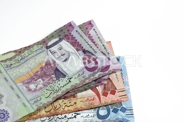 500 ريال سعودي: خمسمائة ريال سعودي نقداً، عليها صورة الملك عبد العزيز آل سعود والكعبة المشرفة. و100 ريال سعودي: ورقة نقدية عليها صورة الملك عبد العزيز آل سعود والكعبة المشرفة.