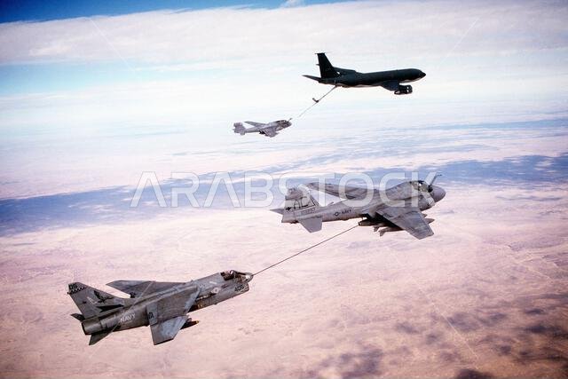 أثناء توجهها إلى أهداف في العراق خلال عملية عاصفة الصحراء، تم تزويد طائرة من طراز A-7E Corsair تابعة لسرب الهجوم 72 (VA-72) بالوقود من طائرة من طراز A-6E Intruder تابعة لسرب الهجوم 75 (VA-75) تحمل خزان وقود خارجيًا مشتركًا. في الخلفية، تتلقى طائرة من طراز EA-6B Prowler تابعة لسرب الحرب الإلكترونية التكتيكية 130 (VAQ-130) الوقود من طائرة KC-135E Stratotanker تابعة للقوات الجوية. تتمركز طائرات البحرية على متن حاملة الطائرات يو إس إس جون إف. كينيدي (CV-67). الموضوع: العملية/السلسلة: د