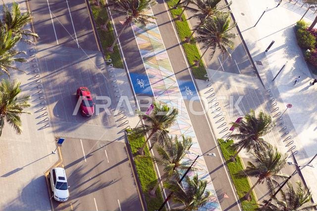 منظر علوي لشاطئ جدة، 26 نوفمبر 2022 - تصوير جوي بطائرة بدون طيار لشارع كورنيش البحر الأحمر - حركة المرور على الطريق الساحلي، مدينة جدة - المملكة العربية السعودية