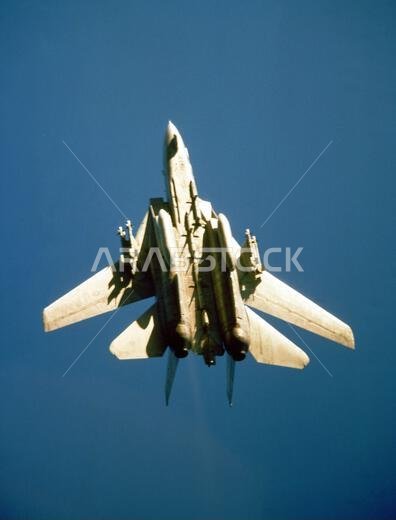An F-14A Tomcat aircraft from Carrier Air Wing 1 (CVW-1) banks into a turn while on a combat air patrol (CAP) near Kuwait during operation Desert Storm. CVW-1 is embarked aboard the aircraft carrier USS AMERICA (CV 66).. Subject Operation/Series: DESERT STORM Country: Saudi Arabia(SAU)