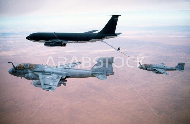 طائرتان من طراز EA-6B Prowler تابعتان لسرب الحرب الإلكترونية التكتيكية 130 (VAQ-130) تلتقيان بطائرة KC-135E Stratotanker للتزود بالوقود أثناء توجههما إلى أهداف في العراق خلال عملية عاصفة الصحراء. يتمركز سرب VAQ-130 على متن حاملة الطائرات الأمريكية جون إف. كينيدي (CV-67). العملية/السلسلة: عاصفة الصحراء. الدولة: المملكة العربية السعودية.