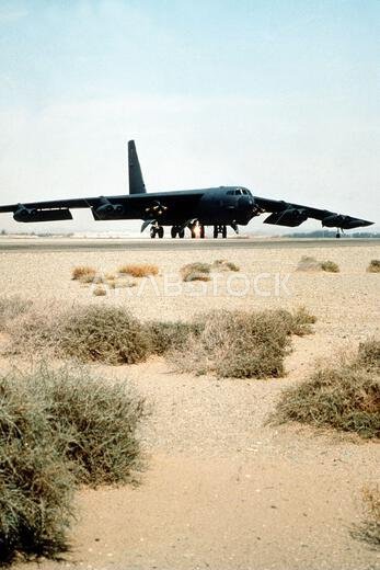 طائرة قاذفة من طراز بي-52 جي ستراتوفورتريس تابعة للجناح 410 للقاذفات، قاعدة كي آي سوير الجوية، ميشيغان، مُسلحة بقنابل مارك 82 زنة 500 رطل على نقاط تعليق الأجنحة، تقلع من قاعدة جوية خلال عملية عاصفة الصحراء. الموضوع: عملية/سلسلة: عاصفة الصحراء، الدولة: المملكة العربية السعودية. طائرة قاذفة من طراز بي-52 جي ستراتوفورتريس تابعة للجناح 410 للقاذفات، قاعدة كي آي سوير الجوية، ميشيغان، مُسلحة بقنابل مارك 82 زنة 500 رطل على نقاط تعليق الأجنحة، تقلع من قاعدة جوية خلال عملية عاصفة الصحراء. الموضوع: عملية/سلسلة: عاصفة الصحراء، الدولة: المملكة العربية السعودية.