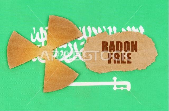 مفهوم الصناعة والإشعاع. على علم المملكة العربية السعودية، رمز النشاط الإشعاعي وقطعة من الورق المقوى الممزق مكتوب عليها: خالٍ من الرادون مفهوم الصناعة والإشعاع. على علم المملكة العربية السعودية، رمز النشاط الإشعاعي وقطعة من الورق المقوى الممزق مكتوب عليها: خالٍ من الرادون