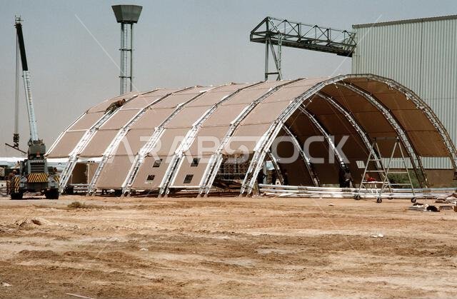 يقوم أفراد عسكريون بتجميع مستودع إمدادات القاعدة خلال عملية درع الصحراء. موضوع العملية/السلسلة: درع الصحراء. الدولة: المملكة العربية السعودية. يقوم أفراد عسكريون بتجميع مستودع إمدادات القاعدة خلال عملية درع الصحراء. موضوع العملية/السلسلة: درع الصحراء. الدولة: المملكة العربية السعودية.