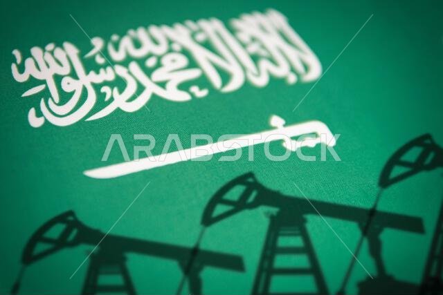 صناعة النفط في المملكة العربية السعودية. منصات النفط على خلفية علم المملكة العربية السعودية. التعدين وتصدير النفط. التجارة في سوق الوقود العالمي. صناعة الوقود
