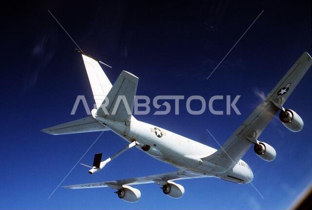 تستعد طائرة التزود بالوقود KC-135R ستراتوتانكر لتزويد طائرة أخرى بالوقود خلال عملية درع الصحراء. العملية/السلسلة: درع الصحراء. الدولة: المملكة العربية السعودية. تستعد طائرة التزود بالوقود KC-135R ستراتوتانكر لتزويد طائرة أخرى بالوقود خلال عملية درع الصحراء. العملية/السلسلة: درع الصحراء. الدولة: المملكة العربية السعودية.