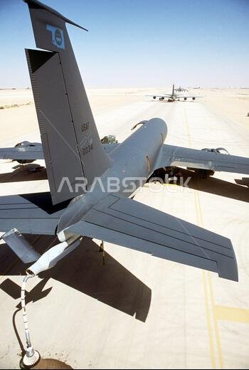 يقوم طاقم أرضي بإجراء صيانة ما بعد الرحلة لطائرة التزود بالوقود KC-135R ستراتوتانكر خلال عملية درع الصحراء. العملية/السلسلة: درع الصحراء. الدولة: المملكة العربية السعودية.