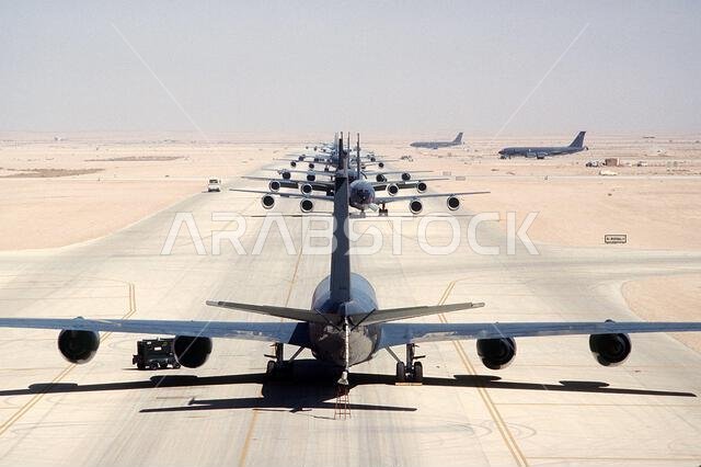 تتواجد عدة طائرات من طراز KC-135R ستراتوتانكر متوقفة على طول مدرج الطائرات خلال عملية درع الصحراء. العملية/السلسلة: درع الصحراء. الدولة: المملكة العربية السعودية. تتواجد عدة طائرات من طراز KC-135R ستراتوتانكر متوقفة على طول مدرج الطائرات خلال عملية درع الصحراء. العملية/السلسلة: درع الصحراء. الدولة: المملكة العربية السعودية.