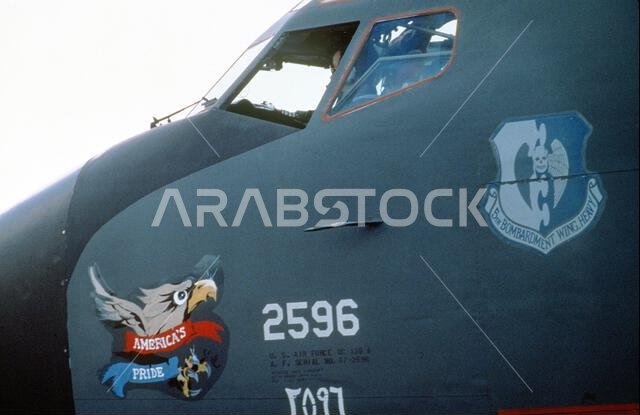 صورة مقرّبة للرسومات على مقدمة طائرة التزود بالوقود KC-135 ستراتوتانكر أثناء وقوفها على مدرج الطائرات خلال عملية عاصفة الصحراء. موضوع العملية/السلسلة: عاصفة الصحراء. الدولة: المملكة العربية السعودية.