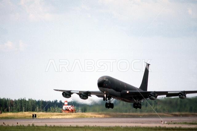 غادرت طائرة التزود بالوقود KC-135E ستراتوتانكر التابعة للجناح 410 للقصف متجهةً إلى المملكة العربية السعودية لدعم عملية درع الصحراء. العملية/السلسلة: درع الصحراء. القاعدة: قاعدة كي سوير الجوية. الولاية: ميشيغان (MI). الدولة: الولايات المتحدة الأمريكية (USA).