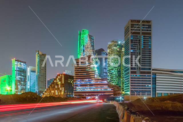 صورة لمركز الملك عبدالله المالي ( كافد ) في الرياض بالمملكة العربية السعودية في وضع الليل ، معالم سياحية مشهورة بالرياض ، لقطة سريعة من طريق الملك عبدالله المالي بالرياض ، الفن الهندسي المعماري بالسعودية ، طرق وشوارع الرياض