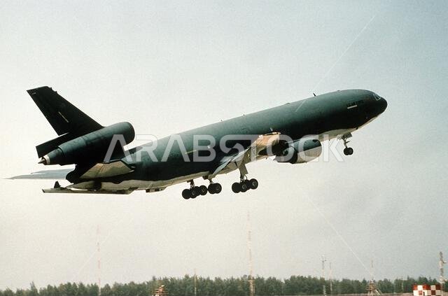 تقلع طائرة من طراز KC-10A Extender من قاعدة قرب جدة في رحلة عودتها إلى الولايات المتحدة بعد مشاركتها في عملية عاصفة الصحراء. العملية/السلسلة: عاصفة الصحراء، الدولة: المملكة العربية السعودية. تقلع طائرة من طراز KC-10A Extender من قاعدة قرب جدة في رحلة عودتها إلى الولايات المتحدة بعد مشاركتها في عملية عاصفة الصحراء. العملية/السلسلة: عاصفة الصحراء، الدولة: المملكة العربية السعودية.