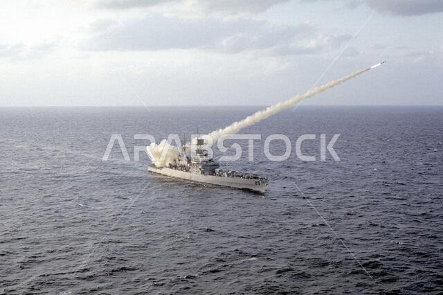 أطلقت الطرادة النووية الموجهة بالصواريخ يو إس إس بينبريدج (CGN-25) صاروخًا مضادًا للسفن من طراز آر جي إم-84 إيه هاربون قبالة سواحل المملكة العربية السعودية خلال عملية الشعاب المرجانية الحمراء الثالثة. العملية/السلسلة: الشعاب المرجانية الحمراء الثالثة. الدولة: غير معروفة.