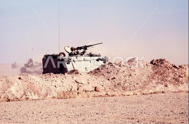 جندي كويتي يُشغّل مدفع رشاش من طراز M-2 عيار 0.50 بوصة مثبت على مركبة قيادة واستطلاع من طراز M-113 خلال عملية درع الصحراء. الدولة: المملكة العربية السعودية. جندي كويتي يُشغّل مدفع رشاش من طراز M-2 عيار 0.50 بوصة مثبت على مركبة قيادة واستطلاع من طراز M-113 خلال عملية درع الصحراء. الدولة: المملكة العربية السعودية.