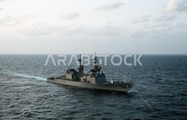 المدمرة الأمريكية آرثر دبليو رادفورد (DD-968) تبحر قبالة سواحل المملكة العربية السعودية خلال عملية الشعاب المرجانية الحمراء الثالثة. موضوع العملية/السلسلة: الشعاب المرجانية الحمراء الثالثة. القاعدة: المدمرة الأمريكية آرثر دبليو رادفورد (DD 968).