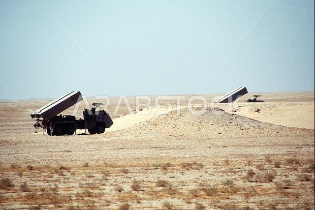 أنظمة صواريخ متعددة من طراز Avibras ASTROS-II SS-30، مصنعة في البرازيل، مثبتة على شاحنات Tectran 6x6 AV-LMU، في وضعية إطلاق النار، وذلك ضمن عرض للمعدات السعودية خلال عملية درع الصحراء. الموضوع: عملية/سلسلة: درع الصحراء، الدولة: المملكة العربية السعودية.