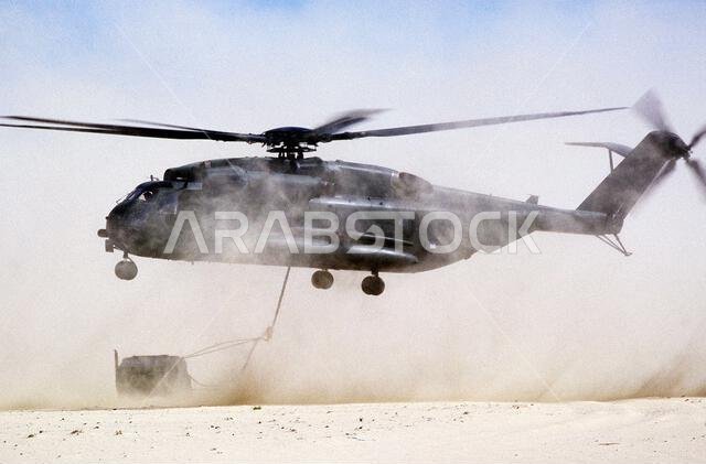 خلال عملية درع الصحراء، قامت مروحية من طراز CH-53E سوبر ستاليون تابعة لسلاح مشاة البحرية الأمريكية بإسقاط مركبة متعددة الأغراض عالية الحركة في منطقة هبوط. العملية/السلسلة: درع الصحراء، الدولة: المملكة العربية السعودية.