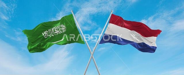 علمان متقاطعان، علم هولندا وعلم السعودية، يرفرفان في مهب الريح تحت سماء ملبدة بالغيوم. يرمز هذا العمل الفني إلى مفهوم العلاقة والحوار والسفر بين البلدين. رسم ثلاثي الأبعاد