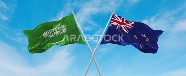 علمان متقاطعان، علم نيوزيلندا وعلم السعودية، يرفرفان في مهب الريح تحت سماء ملبدة بالغيوم. يرمزان إلى مفهوم العلاقة والحوار والسفر بين البلدين. رسم توضيحي ثلاثي الأبعاد