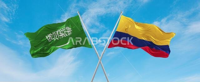 علمان متقاطعان، علم كولومبيا وعلم السعودية، يرفرفان في مهب الريح تحت سماء ملبدة بالغيوم. يرمز هذا العمل الفني إلى مفهوم العلاقة والحوار والسفر بين البلدين. رسم ثلاثي الأبعاد.