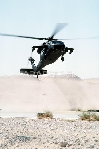 تقلع مروحية من طراز UH-60A بلاك هوك (بلاك هوك) مع انتقال اللواء 82 للطيران في الصحراء خلال عملية درع الصحراء. الموضوع: عملية/سلسلة: درع الصحراء، الدولة: المملكة العربية السعودية.