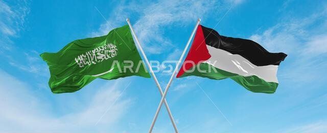 علمان متقاطعان، علم فلسطين وعلم السعودية، يرفرفان في مهب الريح تحت سماء ملبدة بالغيوم. يرمزان إلى العلاقة والحوار والسفر بين البلدين. رسم توضيحي ثلاثي الأبعاد