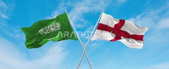 علمان متقاطعان، علم إنجلترا وعلم السعودية، يرفرفان في مهب الريح تحت سماء ملبدة بالغيوم. يرمز هذا العمل الفني إلى مفهوم العلاقة والحوار والسفر بين البلدين. رسم ثلاثي الأبعاد.
