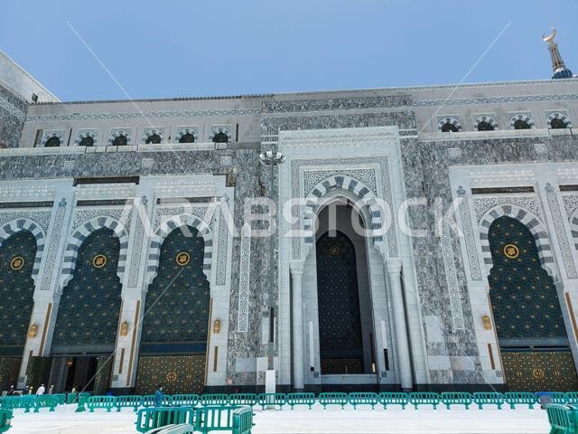 مكة المكرمة، المملكة العربية السعودية، ١٢ مايو ٢٠٢١، صلاة المسلمين في المسجد الحرام بمكة المكرمة من الخارج