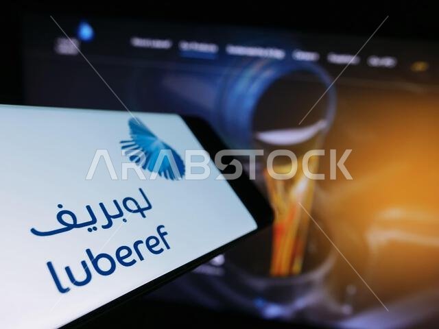 هاتف ذكي يعرض شعار شركة لوبريف السعودية للزيوت الأساسية على شاشته أمام موقع الشركة الإلكتروني. التركيز على منتصف يسار شاشة الهاتف. هاتف ذكي يعرض شعار شركة لوبريف السعودية للزيوت الأساسية على شاشته أمام موقع الشركة الإلكتروني. التركيز على منتصف يسار شاشة الهاتف.