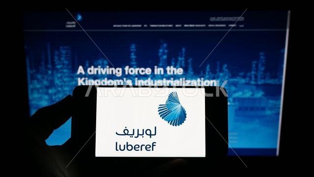 شخص يحمل هاتفًا محمولًا عليه شعار شركة لوبريف السعودية للزيوت الأساسية، أمام صفحة ويب خاصة بالشركة. التركيز على شاشة الهاتف. شخص يحمل هاتفًا محمولًا عليه شعار شركة لوبريف السعودية للزيوت الأساسية، أمام صفحة ويب خاصة بالشركة. التركيز على شاشة الهاتف.