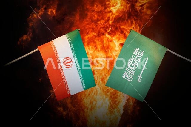 أعلام السعودية وإسرائيل والولايات المتحدة الأمريكية على خلفية انفجار هائل. مفهوم العداء والحرب بين الدول. توترات سياسية.