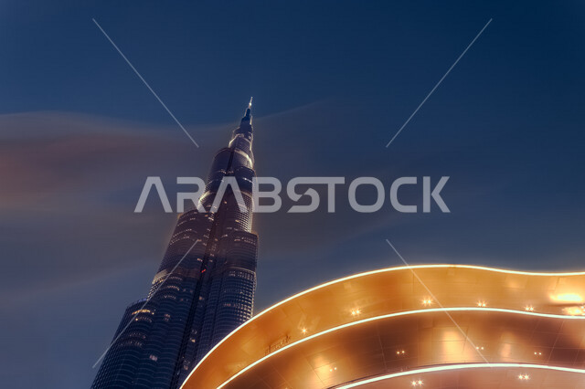 صورة جمالية لبرج خلفية في إمارة دبي بدولة الإمارات العربية المتحدة ، معالم سياحية مشهورة في الإمارات ، الفن الهندسي المعماري بالإمارات ، الأبراج وناطحات السحاب