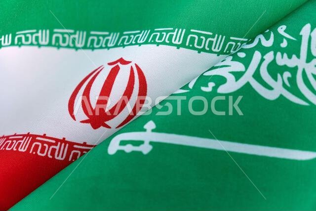 علم المملكة العربية السعودية وإيران مرسوم على جدار متصدع، يرمز إلى الصراع والعلاقات بين المملكة العربية السعودية وإيران، ومفهوم الحرب.