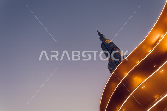 صورة جمالية لبرج خلفية في إمارة دبي بدولة الإمارات العربية المتحدة ، معالم سياحية مشهورة في الإمارات ، الفن الهندسي المعماري بالإمارات ، الأبراج وناطحات السحاب