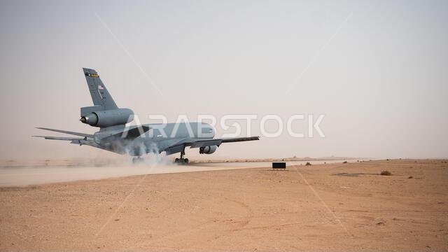 هبطت طائرة التزود بالوقود الجوي KC-10 Extender التابعة لسلاح الجو الأمريكي والمخصصة لسرب التزود بالوقود الجوي الاستكشافي 908 في قاعدة الأمير سلطان الجوية بالمملكة العربية السعودية في 6 مارس 2022. يوفر أفراد سرب التزود بالوقود الجوي الاستكشافي 908 قدرات متقدمة في مجال التزود بالوقود ونقل البضائع ويمكنهم تزويد الطائرات العسكرية الأمريكية والحليفة والشريكة بالوقود.