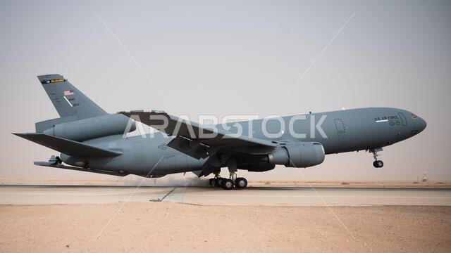 هبطت طائرة التزود بالوقود الجوي KC-10 Extender التابعة لسلاح الجو الأمريكي والمخصصة لسرب التزود بالوقود الجوي الاستكشافي 908 في قاعدة الأمير سلطان الجوية بالمملكة العربية السعودية في 6 مارس 2022. وتُعد طائرة KC-10 طائرة متطورة للتزود بالوقود والشحن مصممة لتوفير قدرة تنقل عالمية متزايدة للقوات المسلحة الأمريكية. هبطت طائرة التزود بالوقود الجوي KC-10 Extender التابعة لسلاح الجو الأمريكي والمخصصة لسرب التزود بالوقود الجوي الاستكشافي 908 في قاعدة الأمير سلطان الجوية بالمملكة العربية السعودية في 6 مارس 2022. وتُعد طائرة KC-10 طائرة متطورة للتزود بالوقود والشحن مصممة لتوفير قدرة تنقل عالمية متزايدة للقوات المسلحة الأمريكية.