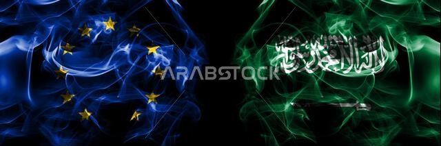 أعلام الاتحاد الأوروبي مقابل أعلام المملكة العربية السعودية. علم دخاني موضوع جنبًا إلى جنب على خلفية سوداء. أعلام الاتحاد الأوروبي مقابل أعلام المملكة العربية السعودية. علم دخاني موضوع جنبًا إلى جنب على خلفية سوداء.