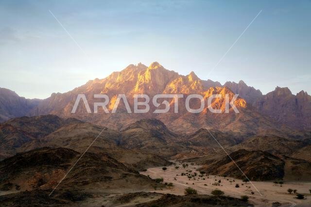جبال في صحراء المملكة العربية السعودية، تم التقاطها في يناير 2022