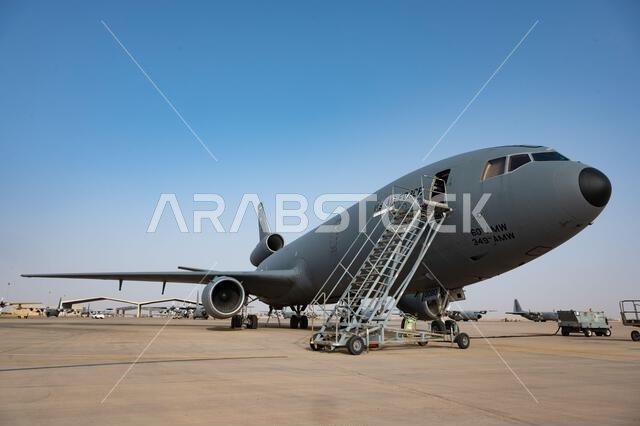 طائرة KC-10 Extender تابعة لسلاح الجو الأمريكي والمخصصة لسرب التزود بالوقود الجوي الاستكشافي 908، تقف على مدرج الطيران في قاعدة الأمير سلطان الجوية، المملكة العربية السعودية، في 29 مارس 2022. ويتولى سرب التزود بالوقود الجوي الاستكشافي 908، المنتشر مع القوات الجوية التاسعة (القوات الجوية المركزية)، مسؤولية توصيل الوقود إلى القوات الأمريكية وقوات الدول الشريكة، مما يتيح القوة الجوية والردع والاستقرار. طائرة KC-10 Extender تابعة لسلاح الجو الأمريكي والمخصصة لسرب التزود بالوقود الجوي الاستكشافي 908، تقف على مدرج الطيران في قاعدة الأمير سلطان الجوية، المملكة العربية السعودية، في 29 مارس 2022. ويتولى سرب التزود بالوقود الجوي الاستكشافي 908، المنتشر مع القوات الجوية التاسعة (القوات الجوية المركزية)، مسؤولية توصيل الوقود إلى القوات الأمريكية وقوات الدول الشريكة، مما يتيح القوة الجوية والردع والاستقرار.