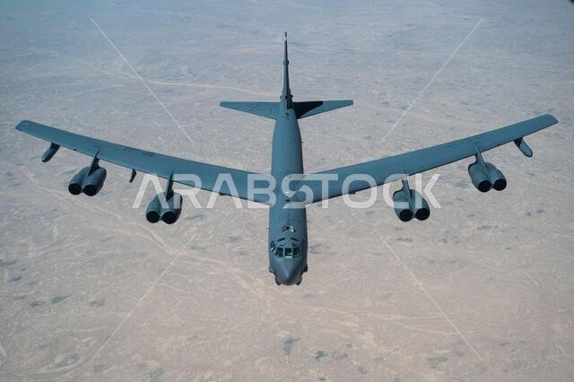 تحلق طائرة من طراز B-52H ستراتوفورتريس تابعة لسلاح الجو الأمريكي فوق المملكة العربية السعودية، في 29 مارس 2022. ويُظهر وجود طائرة B-52H قدرة القيادة المركزية الأمريكية على توفير قوة جوية قتالية في أي لحظة، فضلاً عن التزامها بالشركاء والأمن الإقليمي. تحلق طائرة من طراز B-52H ستراتوفورتريس تابعة لسلاح الجو الأمريكي فوق المملكة العربية السعودية، في 29 مارس 2022. ويُظهر وجود طائرة B-52H قدرة القيادة المركزية الأمريكية على توفير قوة جوية قتالية في أي لحظة، فضلاً عن التزامها بالشركاء والأمن الإقليمي.