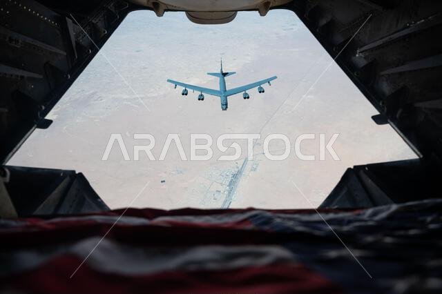 تحلق طائرة من طراز B-52H ستراتوفورتريس تابعة لسلاح الجو الأمريكي فوق المملكة العربية السعودية، في 29 مارس 2022. ويُظهر وجود طائرة B-52H قدرة القيادة المركزية الأمريكية على توفير قوة جوية قتالية في أي لحظة، فضلاً عن التزامها بالشركاء والأمن الإقليمي. تحلق طائرة من طراز B-52H ستراتوفورتريس تابعة لسلاح الجو الأمريكي فوق المملكة العربية السعودية، في 29 مارس 2022. ويُظهر وجود طائرة B-52H قدرة القيادة المركزية الأمريكية على توفير قوة جوية قتالية في أي لحظة، فضلاً عن التزامها بالشركاء والأمن الإقليمي.