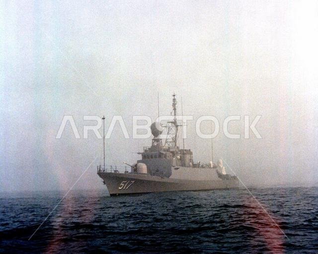 منظر أمامي من جهة الميناء لسفينة الدورية الحربية فيصل (PGG-517). تُبنى هذه السفينة الحربية من قبل شركة بيترسون للمقاولات لصالح البحرية الملكية السعودية. القاعدة: بحيرة ميشيغان، الدولة: الولايات المتحدة الأمريكية.