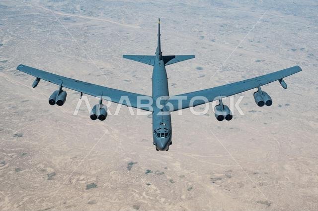 طائرة من طراز B-52H ستراتوفورتريس تابعة لسلاح الجو الأمريكي تحلق فوق المملكة العربية السعودية، في 29 مارس 2022. وقد أظهر وجود طائرة B-52H قدرة القيادة المركزية الأمريكية على توفير قوة جوية قتالية في أي لحظة، فضلاً عن التزامها بالشركاء والأمن الإقليمي. طائرة من طراز B-52H ستراتوفورتريس تابعة لسلاح الجو الأمريكي تحلق فوق المملكة العربية السعودية، في 29 مارس 2022. وقد أظهر وجود طائرة B-52H قدرة القيادة المركزية الأمريكية على توفير قوة جوية قتالية في أي لحظة، فضلاً عن التزامها بالشركاء والأمن الإقليمي.