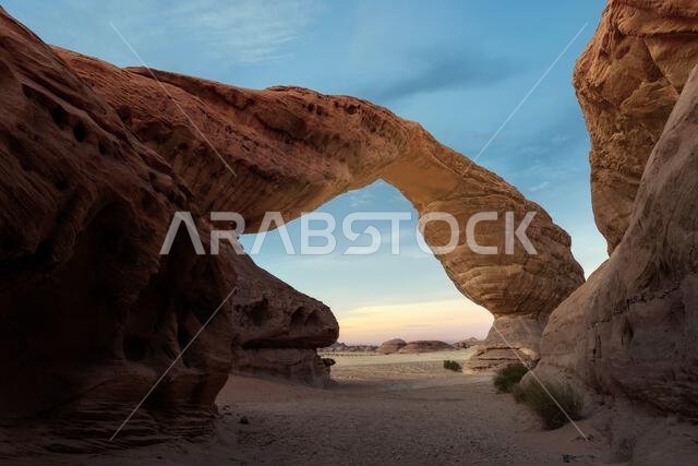 قوس حجري بالقرب من العلا، المملكة العربية السعودية، تم التقاطه في مايو 2022