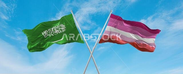 علمان متقاطعان، علم فخر المثليات وعلم المملكة العربية السعودية، يرفرفان في مهب الريح تحت سماء ملبدة بالغيوم. يرمزان إلى مفهوم العلاقة والحوار والسفر بين البلدين. ثلاثي الأبعاد