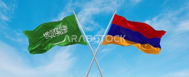 علمان متقاطعان، علم أرمينيا وعلم السعودية، يرفرفان في مهب الريح تحت سماء ملبدة بالغيوم. يرمز هذا العمل الفني إلى مفهوم العلاقة والحوار والسفر بين البلدين. رسم ثلاثي الأبعاد.