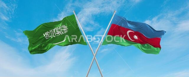 علمان متقاطعان، علم أذربيجان وعلم السعودية، يرفرفان في مهب الريح تحت سماء ملبدة بالغيوم. يرمز هذا العمل الفني إلى مفهوم العلاقة والحوار والسفر بين البلدين. رسم ثلاثي الأبعاد